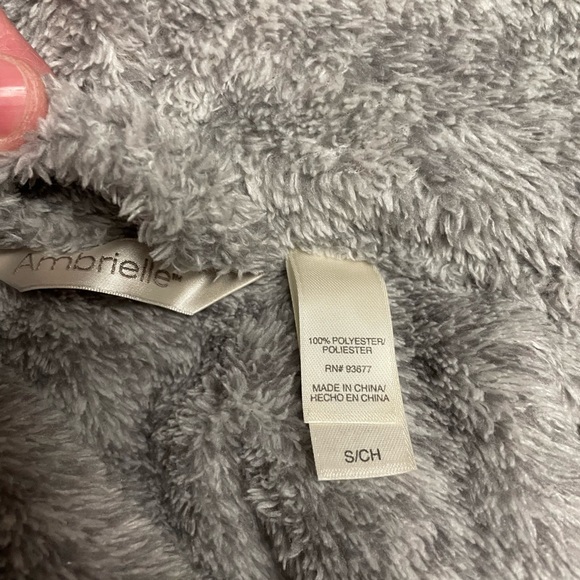 Ambrielle Grey Size Small Plush Bath Robe - Picture 13 of 14